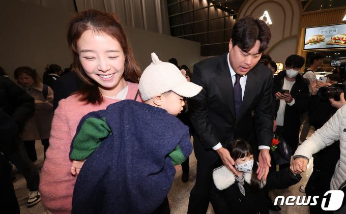 [사진] 가족들과 인사하는 류현진