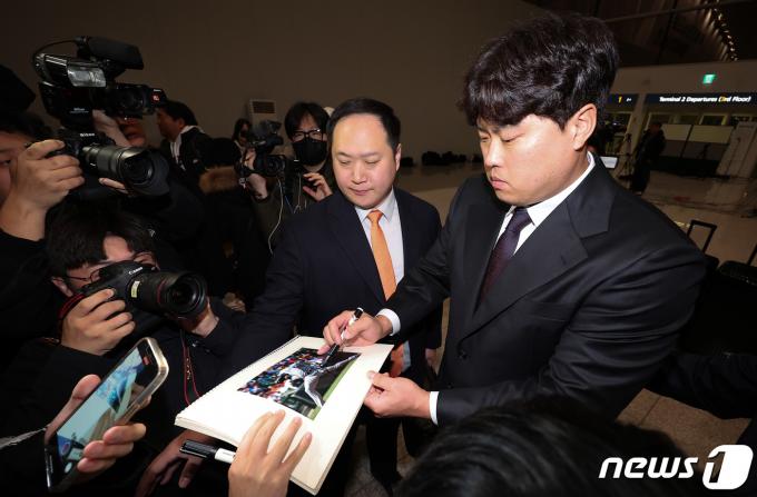 [사진] 팬들에게 사인해주는 류현진