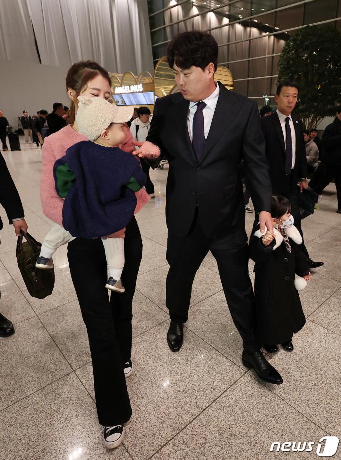 [사진] 가족들 배웅 속에 떠나는 류현진