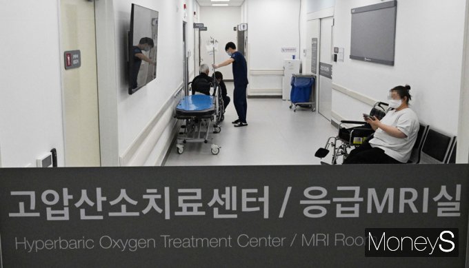 전공의들의 근무지 이탈이 이어지면서 정부는 보건의료 재난 위기경보 단계를 한 단계 격상해 최고 단계를 발령했다. 환자들이 한 대학병원에서 진료를 기다리고 있다. /사진=임한별 기자