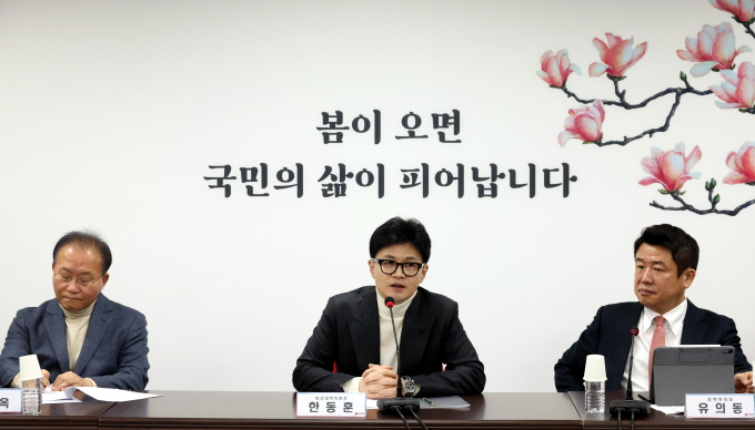 23일 국민의힘은 위성정당인 국민의미래 창당대회를 개최한다. 사진은 한동훈 국민의힘 비상대책위원장(가운데)이 지난 22일 서울 여의도 국민의힘 중앙당사에서 열린 비상대책위원회 회의에서 발언하는 모습. /사진=뉴시스