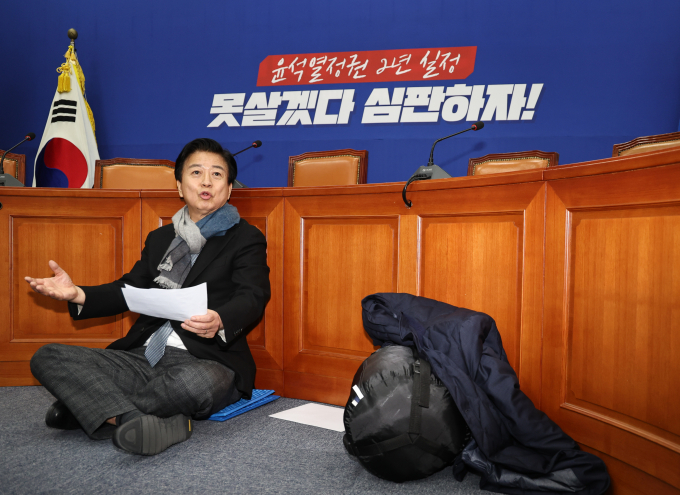 지난 22일 노웅래 더불어민주당 의원(서울 마포구갑)이 공천배제에 대한 반발로 무기한 단식 농성에 들어갔다. 사진은 노 의원이 지난 22일 서울 여의도 국회에서 공관위의 사실상 '컷오프'에 반발하며 당대표회의실 점거 농성을 하는 모습. /사진=뉴스1