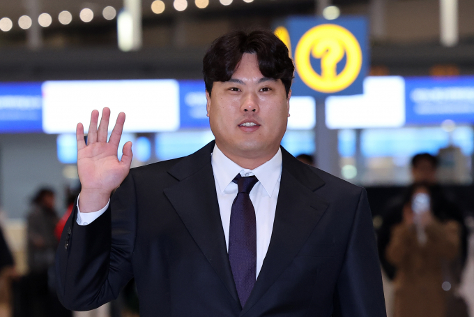 류현진이 23일 오전 인천국제공항을 통해 한화 스프링캠프가 열리는 일본 오키나와로 떠났다. /사진= 뉴스1
