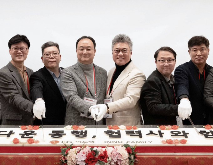 문혁수 LG이노텍 대표(왼쪽 세번째)가 지난 22일 서울 마곡 LG사이언스파크에서 열린 ‘2024 동반성장 상생데이’에서 주재철 ㈜에이피텍 협력사 대표(왼쪽 네번째) 등과 함께 떡케이크를 자르고 있다. / 사진=LG이노텍