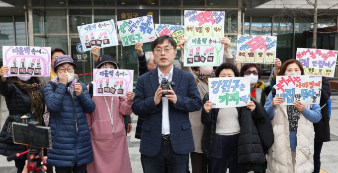 사진은 지난 14일 오후 서울 송파구 서울동부지법에서 열린 방실침입 혐의 1심 선고 공판을 마친 후 입장을 밝히고 있는 강진구 전 더탐사 대표. /사진= 뉴스1