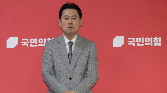 국민의힘 공천관리위원회가 총선 공천에서 경선 점수를 공개하는 방안을 논의 중이라고 밝혔다. 사진은 장동혁 국민의힘 사무총장이 23일 서울 여의도 국회에서 취재진의 질문을 받고 있는 모습. /사진=뉴스1