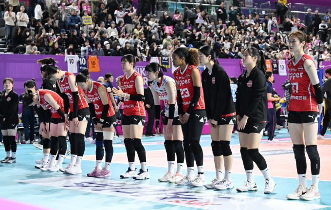 23일 한국배구연맹(KOVO)이 여자프로배구 페퍼저축은행의 한 선수를 대상으로 상벌위원회를 개최한다. 사진은 지난 20일 인천 삼산월드체육관에서 열린 여자프로배구 흥국생명과의 경기를 마치고 관중을 향해 인사하는 페퍼저축은행 선수단. /사진=뉴시스(한국배구연맹 제공) 