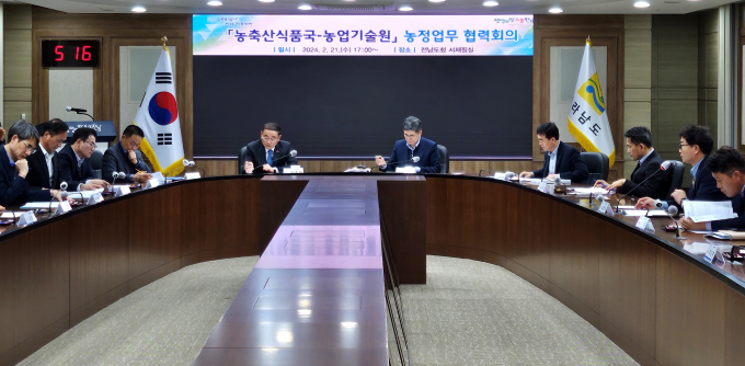 정광현 전남도 농축산식품국장(왼쪽 여섯번째)이  지난 21일 도청 서재필실에서  박홍재 농업기술원장(왼쪽 다섯번째)과 농정업무 협력회의를 하고 있다. /사진=전남도