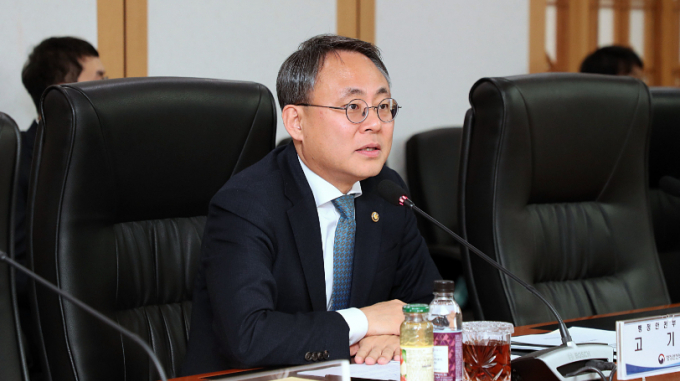 고금리·고물가로 민생경제 어려움이 지속되는 가운데 행정안전부가 23일 지방재정 집행상황 점검회의에서 지방재정 집행 목표 달성을 위해 총력을 다할 것을 독려했다. 사진은 지난 20일 정부서울청사에서 고기동 행안부 차관이 인사말을 건네는 모습. /사진=뉴스1