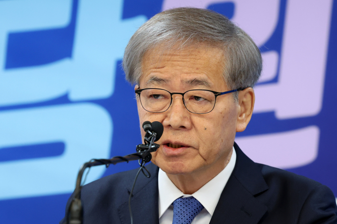 23일 더불어민주당 공천관리위원회가 4월 총선 6차 심사 대상지로 20곳의 선거구를 선정했다고 밝혔다. 사진은 임혁백 더불어민주당 공관위원장이 23일 서울 영등포구 중앙당사에서 공천 심사 결과를 발표하는 모습. /사진=뉴시스