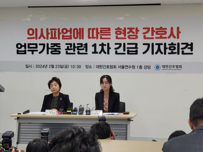 탁영란 대한간호협회 회장(왼쪽)과 최훈화 정책국 전문위원이 기자회견을 하고 있다. /사진=뉴스1