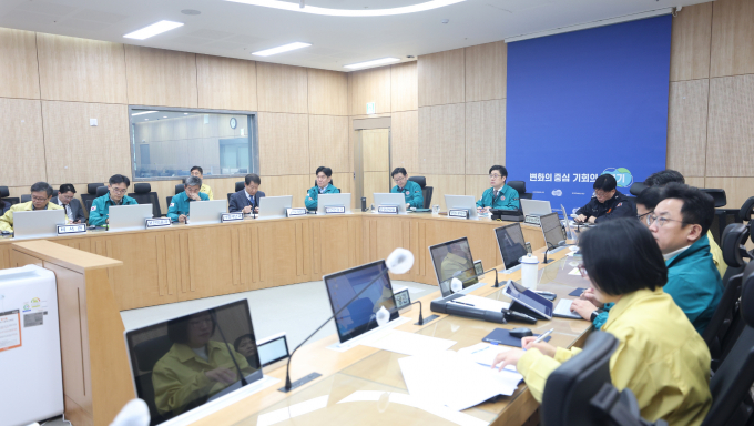 정부가 의료계 집단행동에 대한 보건의료재난 위기경보를 경계에서 심각 단계로 격상함에 따라 경기도가 23일부터 기존 비상진료대책본부를 도지사를 본부장으로 하는 도 재난안전대책본부로 격상해 대응에 나선다. 사진은 31개 시군 부단체장이 함께한 가운데 의료계 집단행동 대응 회의. / 사진제공=경기도
