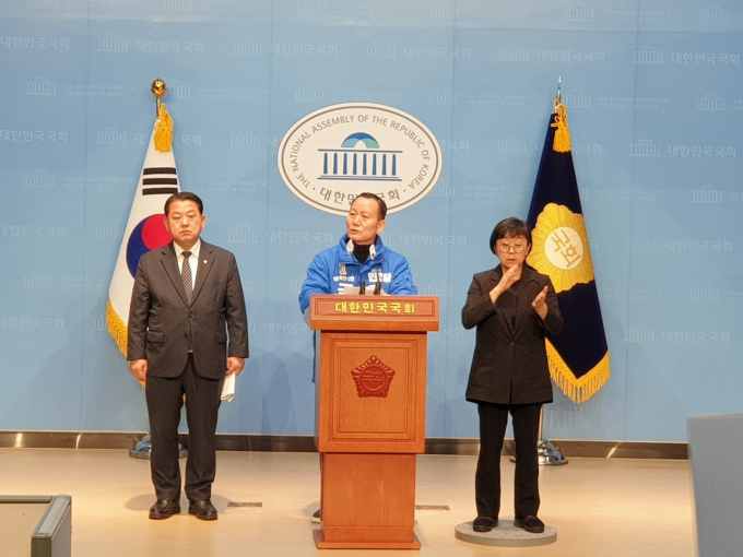 김태성 더불어민주당 영암·무안·신안 예비후보(가운데)가 23일 국회 소통관에서 김병주 더불어민주당 의원(왼쪽)과 함께 평화안보와 관련한 기자회견을 하고 있다 . /사진제공=김태성 예비후보 선거사무소