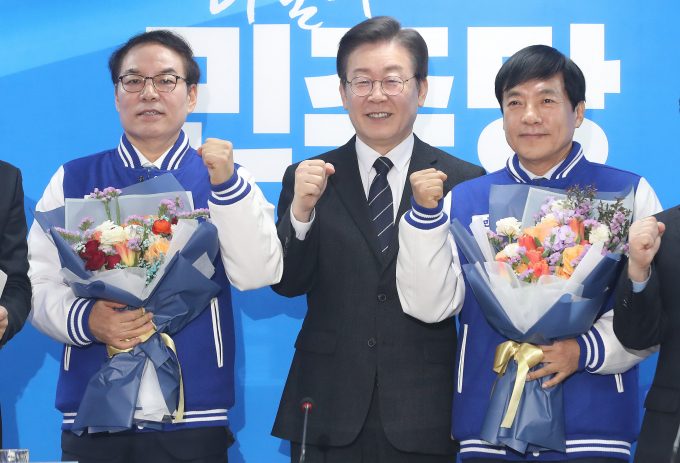 23일 더불어민주당이 이성윤 전 서울고등검찰청 검사장과 정한중 한국외국어대학교 법학전문대학원 교수를 26·27호 '검찰개혁 분야' 영입 인재로 발탁했다. 사진은 이재명 더불어민주당 대표(가운데)가 23일 서울 여의도 민주당 중앙당사에서 열린 더불어민주당 26·27차 인재영입식에서 이 전 검사장(오른쪽), 정 교수와 기념촬영을 하는 모습. /사진=뉴스1 
