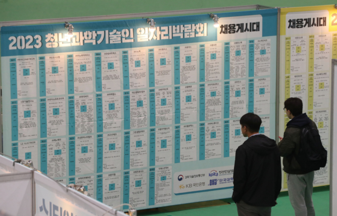 지난해 11월 열린 일자리박람회에 참가한 구직자. /사진=뉴스1