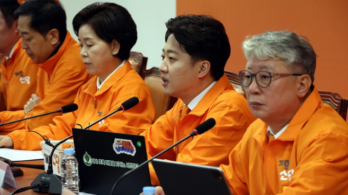 개혁신당이 한동훈 국민의힘 비상대책위원장을 향해 지난 총선 당시 미래통합당(국민의힘 전신)의 비례대표 위성정당인 미래한국당이 받았던 국고보조금을 반환할 것을 촉구했다. 사진은 이준석 개혁신당 대표가 서울 여의도 국회에서 열린 최고위원회의에서 발언하고 있는 모습. /사진=뉴시스