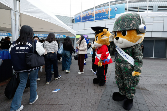 군 당국이 ROTC 지원율을 끌어올리기 위해 다양한 정책을 발표했다. 사진은 지난 19일 서울 중구 장충체육관에서 열린 숙명여자대학교 2024 입학식·신입생환영회에서 ROTC 인형탈을 쓴 선배들이 새내기들을 환영하고 있는 모습. /사진=뉴스1