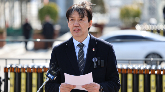 총선을 앞두고 신당 창당을 선언한 조국 전 법무부 장관이 "저와 제 동지들은 윤석열 검찰 독재정권에 의한 민주주의 퇴행을 좌시하지 않겠다"고 밝혔다. 조국 전 법무부 장관이 23일 오후 서울 용산구 대통령실 앞에서 기자회견을 하는 모습. /사진=뉴시스