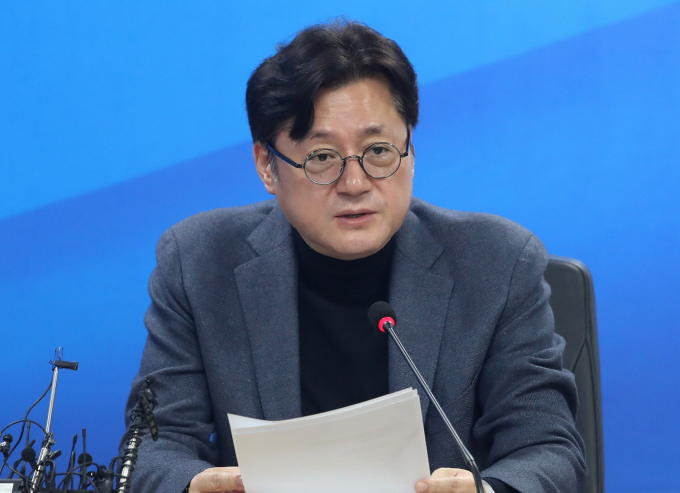 오는 29일 더불어민주당이 국회 본회의에서 쌍특검법(김건희 여사 특검·대장동 특검) 재표결을 진행할 예정이다. 이에 대해 민주당 내 공천 논란을 잠재우기 위한 전략이라는 지적이 나오고 있다. 사진은 홍익표 민주당 원내대표가 지난 23일 서울 여의도 민주당 중앙당사에서 열린 최고위원회의에서 발언하는 모습. /사진=뉴스1
