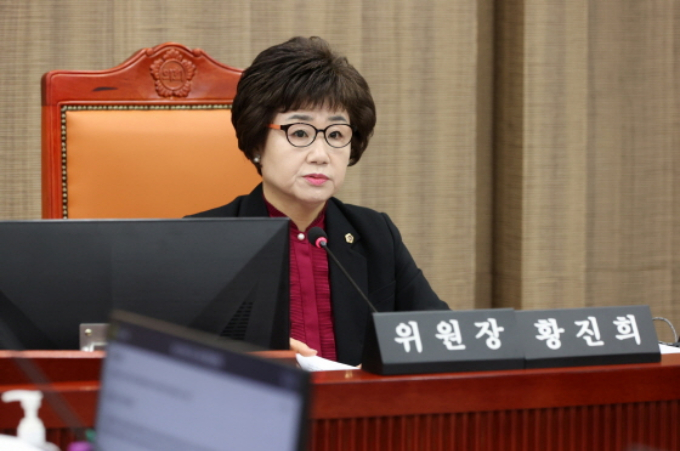  황진희 경기도의회 교육기획위원장(더불어민주당, 부천4)이 22일 교육기획위원회를 주재하고 있다. / 사진제공=경기도의회