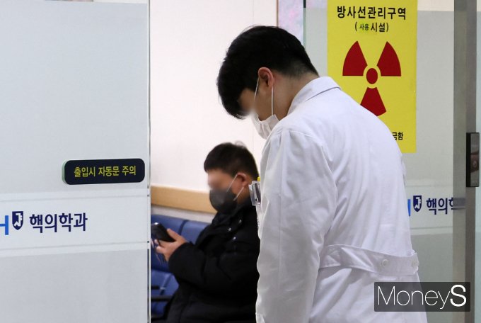서울대 의대 비상대책위원회가 의료대란 사태에 대해 정부와 대화가 필요하다고 목소리를 높였다. 사진은 서울 종로구 서울대병원 현장으로 기사와 직접적인 관련 없음. /사진=뉴스1