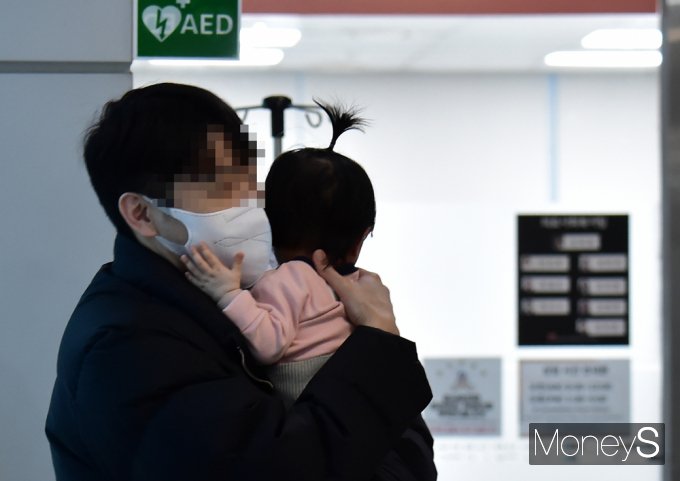 ▲의료대란 확산 속 병원 찾은 아이와 부모. 