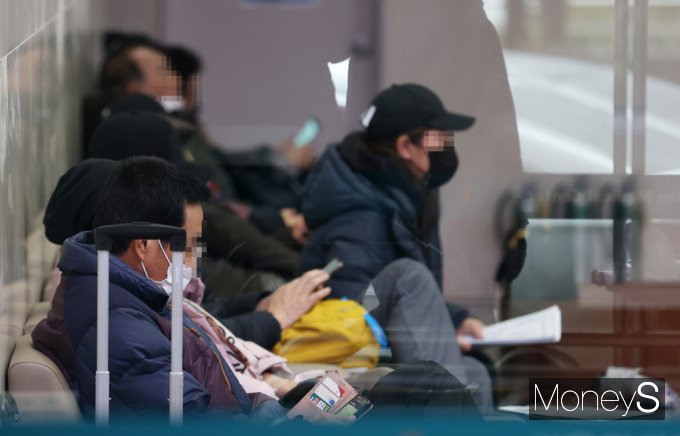 ▲응급실 인력 부족에 하염없이 기다리는 환자와 보호자.