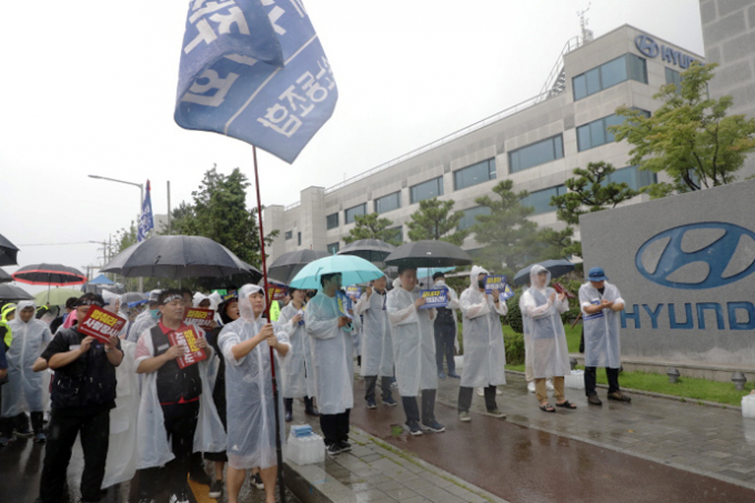 지난해 금속노조와 금속노조 현대자동차비정규직3지회 관계자들이 참여한 '현대자동차 불법파견 범죄행위 규탄 및 비정규직 철폐' 촉구하는 결의대회 현장. /사진=뉴스1