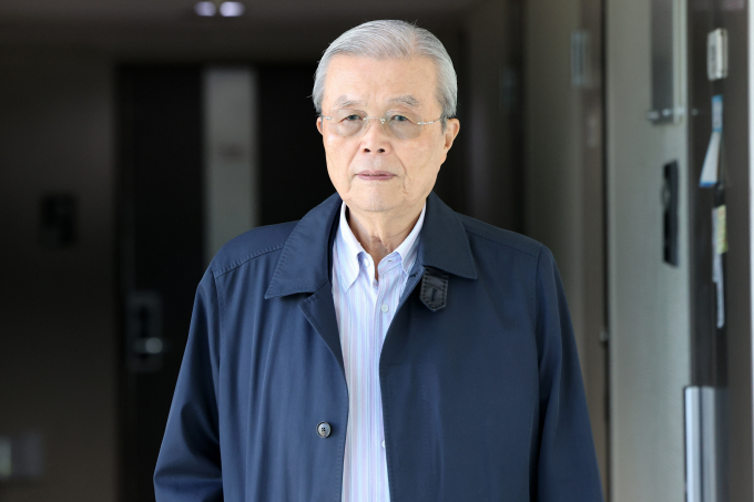 오는 4월 총선을 앞두고 원로 정치인 김종인 전 국민의힘 비상대책위원장이 개혁신당 공천관리위원장으로 합류했다. 사진은 김 위원장이 지난해 11월10일 이준석 개혁신당 대표, 금태섭 개혁신당 최고위원과 회둥 후 서울 종로구에 위치한 자신의 사무실로 향하는 모습. /사진=뉴스1