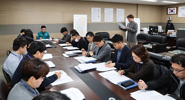  지난 22일 영양군청 부군수실에서 박준로 부군수 주재로 지방소멸대응기금 투자계획수립 대응 전략회의가 열리고 있다./사진제공=경북 영양군