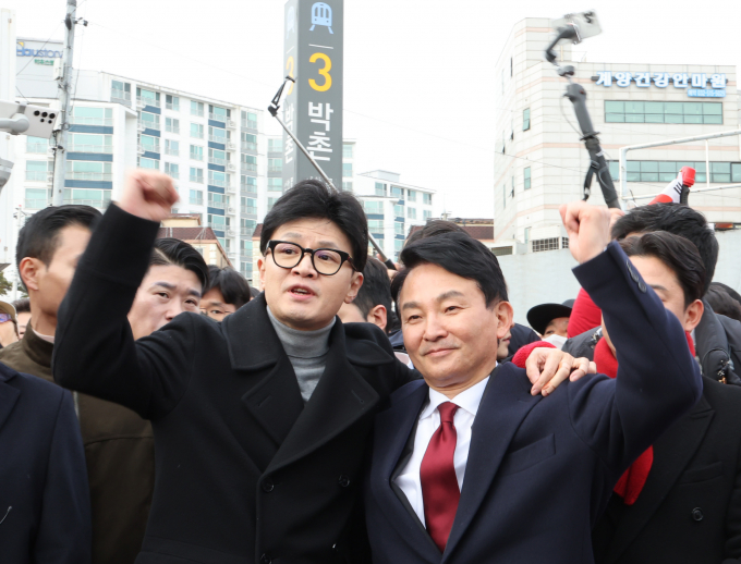 23일 한동훈 국민의힘 비상대책위원장과 원희룡 전 국토교통부 장관이 이재명 더불어민주당 대표의 지역구인 인천 계양을을 방문했다. 사진은 한 위원장(왼쪽)이 인천 계양구 박촌역을 찾아 원 전 장관을 응원하는 모습. /사진=뉴시스