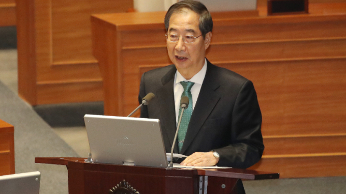 한덕수가 23일 오후 서울 여의도 국회에서 열린 대정부 질문에서 지난해 대한민국의 경제가 1.4% 성장한 것에 대해 전 세계적 경제 상황과 비교하면 선방한 기록이라고 밝혔다. 사진은 이날 대정부질문에서 질의응답하는 한 총리. /사진=뉴스1