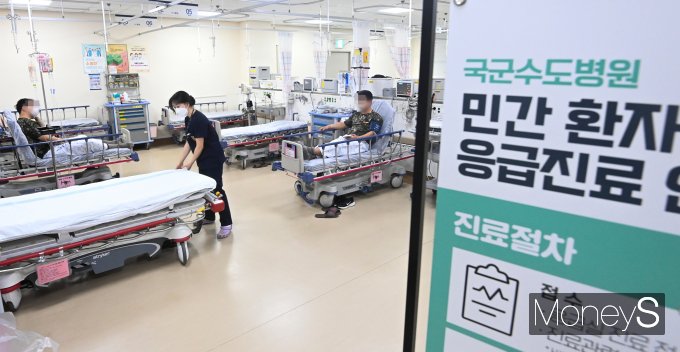 23일 정오 기준 민간인 26명이 군병원 응급실에서 진료를 받았다. 사진은 지난 20일 경기도 성남시 국군수도병원 응급실에서 의료진들이 분주하게 움직이고 있는 모습. /사진=임한별 기자