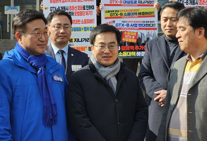 윤호중 국회의원(왼쪽)이 지난  21일 갈매역을 방문한 김동연 경기지사(가운데)에게 갈매 주민들의 의견을 전달하고 있다. /사진=이건구 기자