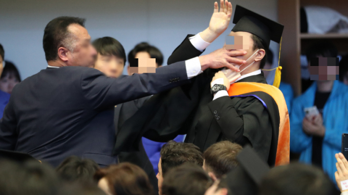 대통령실이 대전 한국과학기술원(KAIST·카이스트) 학위수여식에서 퇴장 조치 당한 졸업생과 관련해 정당한 조치였다고 밝혔다. 사진은 지난 16일 카이스트 학위수여식에서 항의하던 졸업생이 제지 당하는 모습. /사진=뉴스1