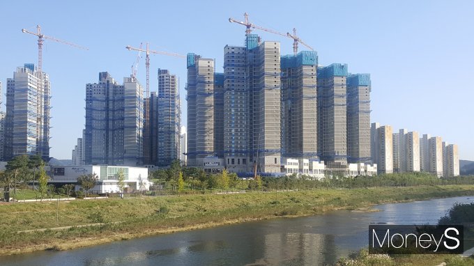서울과 지방의 정치·경제·사회·대중문화 등의 격차가 갈수록 벌어지며 각종 경쟁력도 약화됐다. 사진은 지방의 한 아파트 건설 현장. /사진=김창성 기자