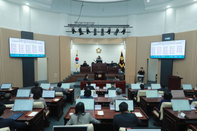 화성시의회(의장 김경희)가 23일 화성시의회 본회의장에서 제228회 임시회 제2차 본회의를 열고 안건을 처리하고 있다. / 사진제공=화성시의회