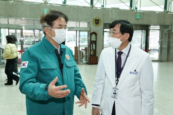 이동환 고양특례시장(왼쪽)이 관내 의료기관의 의료진과 만나 최근 전공의 집단행동에 따른 대책에 대해 의견을 나누고 있다. / 사진제공=고양특례시