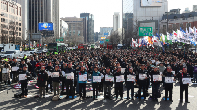 전국민주노동조합총연맹(민주노총)이 23일 서울 종로구 세종대로에서 집회를 열고 노란봉투법(노조법 제2·3조) 재추진과 대정부투쟁을 선언했다. 사진은 이날 세종대로 민주노총 2024년 투쟁 선포대회 현장. /사진=뉴시스