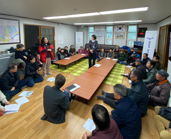 연천군 미산면이 시행하고 있는 '이젠 우리가 갑니다' 민·관 소통 간담회 현장. /사진제공=연천군