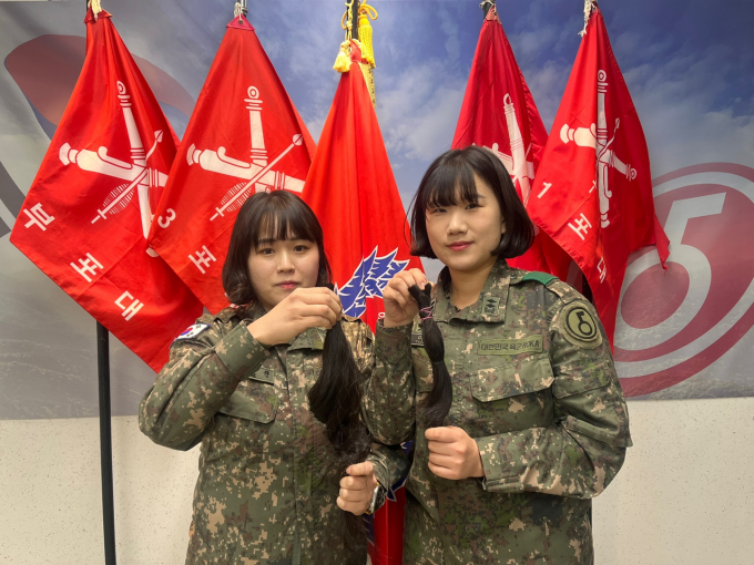  육군 5보병사단 윤아연 중위(오른쪽)와 배진 중사가 소아암 환자에게 기부할 모발을 들어 보이고 있다. /사진제공=육군 5보병사단