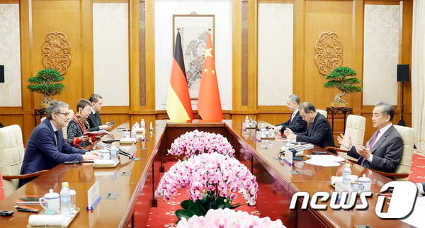 왕이 중국 외교장관이 23일 중국 베이징에서 옌스 플로트너 독일 총리 외교정책 보좌관과 회동했다. (중국 외교부 홈페이지 갈무리)