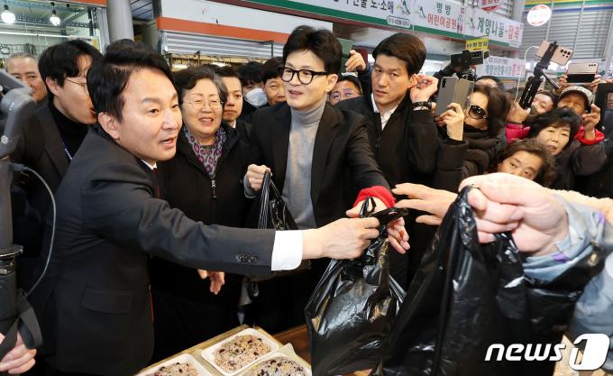 [사진] 정월대보름 앞두고 오곡밥 구입하는 원희룡과 한동훈