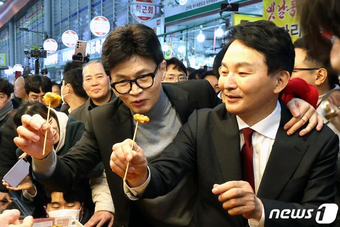 [사진] 닭강정 든 한동훈과 원희룡