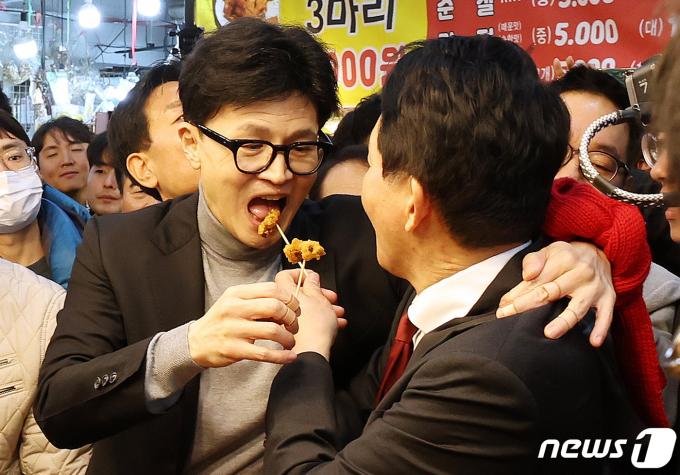 [사진] 계룡산전통시장 찾은 한동훈과 원희룡
