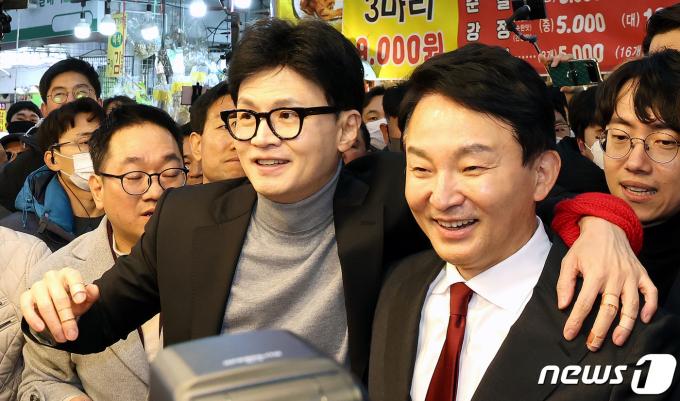 [사진] 손가락에 밴드 붙인 한동훈
