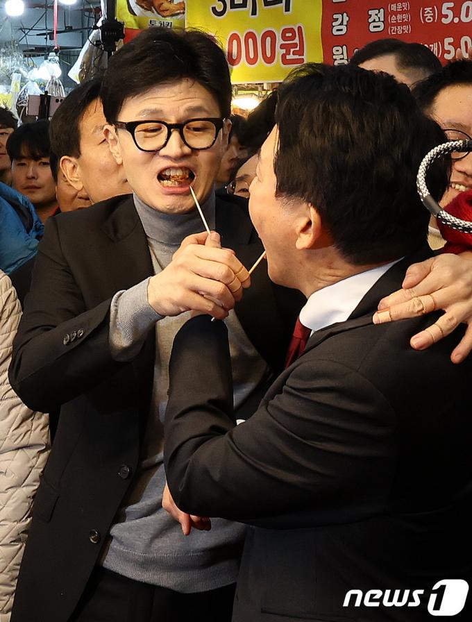 [사진] 한동훈·원희룡 '서로 닭강정 먹여주는 사이'