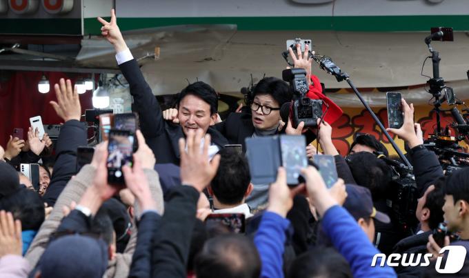 [사진] 계양산전통시장 상인들에게 인사하는 한동훈과 원희룡