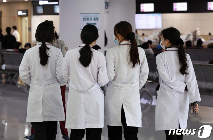 22일 서울 시내 한 대학병원에서 의료진이 발걸음을 옮기고 있다. 2024.2.22/뉴스1 ⓒ News1 김성진 기자