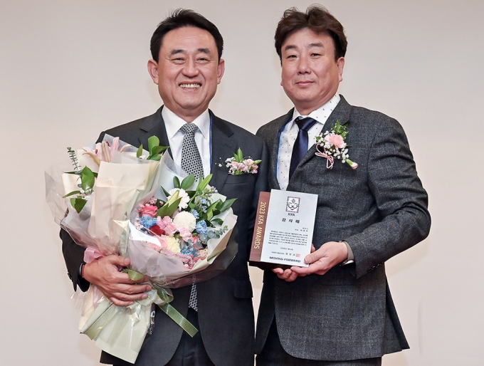 이충우 여주시장(왼쪽)이 여주FC K3 승격 출정식에서 대한축구협회로부터 감사패를 받고 있다. /사진제공=여주시